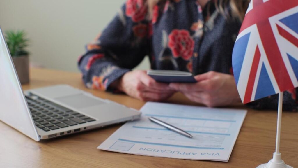 نکات طلایی برای مصاحبه ویزای دانشجویی انگلیس 3 سوالات رایج در مصاحبه ویزای دانشجویی انگلیس