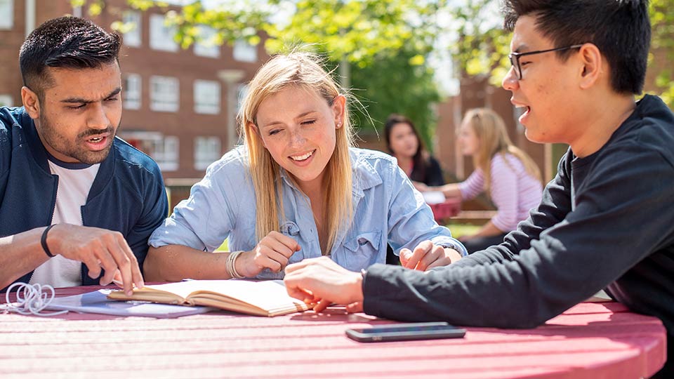 راهنمای سریع ثبت نام دانشگاه در انگلستان 5 هزینه ثبت نام دانشگاه های انگلیس