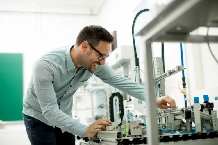 درآمد و مسیر پیشرفت شغلی بعد از تحصیل مهندسی در انگلیس