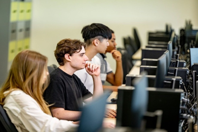 تحصیل رشته علم داده در انگلیس 4 امگا ویزا بهترین همراه شما در مسیر اخذ پذیرش در رشته علم داده از انگلستان