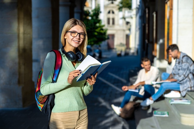 راهنمای کامل زندگی دانشجویی در اتریش: تجربهها و نکات کاربردی 4 نقش مشاور در تسهیل زندگی دانشجویی در اتریش